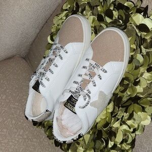 NWOB Vintage White Leather w/Tan Suede Toe and Cream Furry Star-Size 8.5​​​​​​​​
